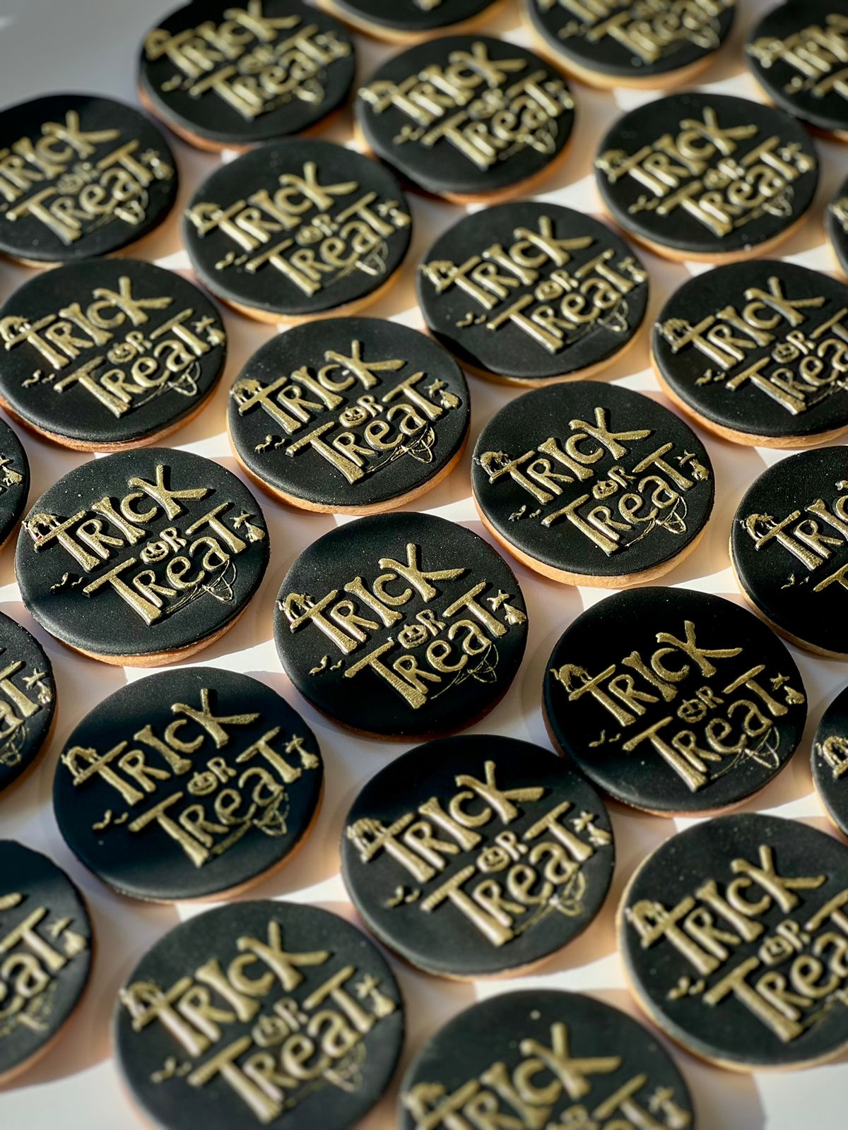 Trick or Treat cookie (Black and gold)